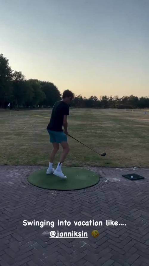 Sinner gioca a golf ma il risultato è un disastro: VIDEO