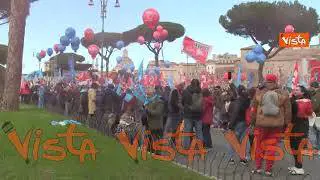 Sciopero del 29 novembre, il corteo a via dei Fori Imperiali a Roma canta Bella Ciao
