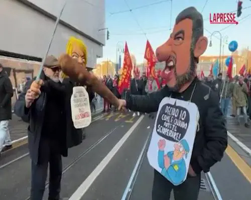 Torino, in corteo le maschere di Meloni e Salvini