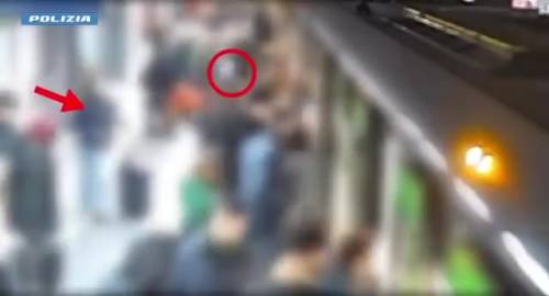 Due marocchini rubano una collanina d'oro in metro a Milano