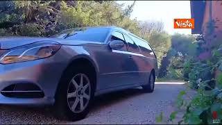 Grillo arriva a bordo di un carro funebre sulle note dell'Inno alla Gioia