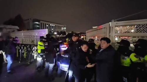 Proteste fuori dal parlamento di Seul 