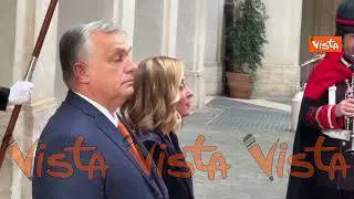 Arriva Orban a Palazzo Chigi, Meloni in inglese il saluto sorridente: Organizziamo sempre cose buone