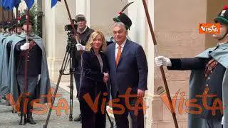 Meloni e Orban a Palazzo Chigi mancano la foto di rito e tornano indietro