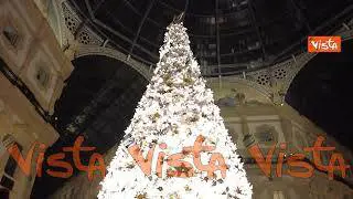 Il sindaco Sala accende l'albero di Natale in galleria Vittorio Emanuele II