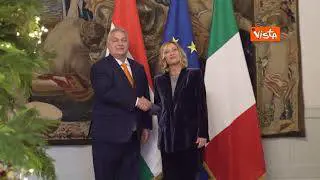 Orban e Meloni la stretta di mano per le foto di rito a Palazzo Chigi