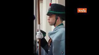 "Take care", il saluto e il bacio di Orban a Meloni dopo l'incontro a Palazzo Chigi