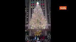 A New York si accende l'albero di Natale davanti al Rockefeller Center