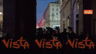 Prima della Scala, protesta pro Palestina con fumogeni e petardi. Le immagini dal teatro