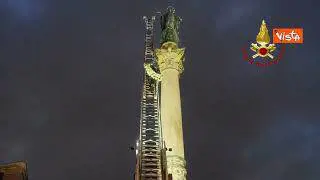 Omaggio alla Madonna dell’Immacolata dai  Vigili del Fuoco, una corona di fiori tra le sue braccia