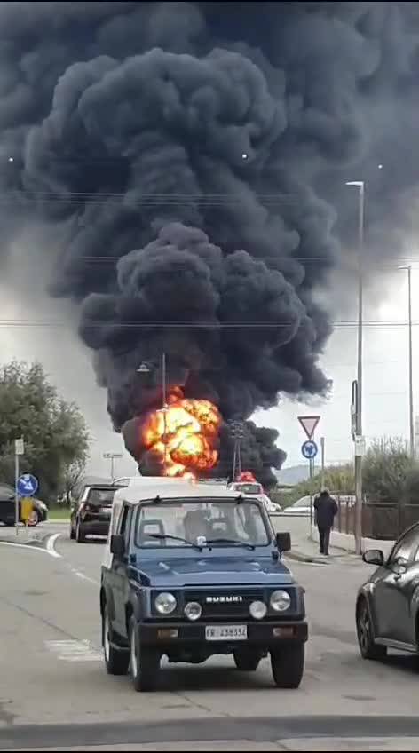 L'incendio derivante dall'esplosione nello stabilimento di Calenzano