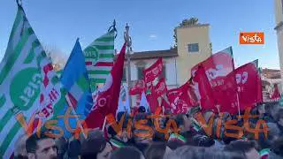 Il minuto di silenzio in piazza a Calenzano alla manifestazione dei sindacati dopo la tragedia