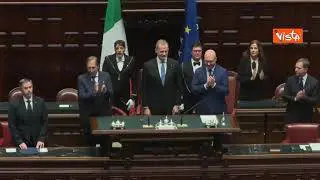 Il Re Felipe VI e la Regina Letizia entrano in Aula a Montecitorio, la standing ovation