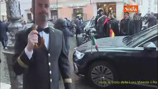 Il baciamano di La Russa alla Regina Letizia di Spagna al termine della sua visita in Senato