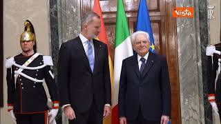 Il Re Felipe VI di Spagna osserva le opere di arte contemporanea del Quirinale