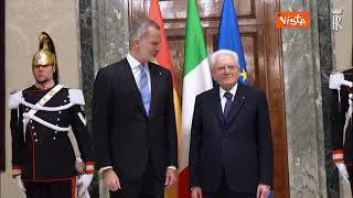 Il Re Felipe VI di Spagna osserva le opere di arte contemporanea del Quirinale