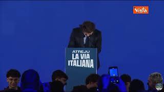 Meloni presenta Milei ad Atreju, il pubblico esulta urlando "Libertà"