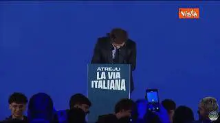 Meloni presenta Milei ad Atreju, il pubblico esulta urlando "Libertà"