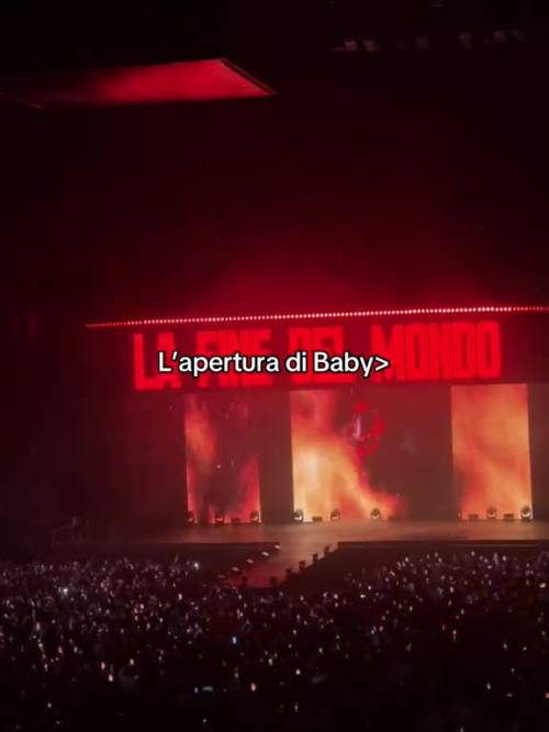 Il video di apertura di Baby gang al concerto di Milano