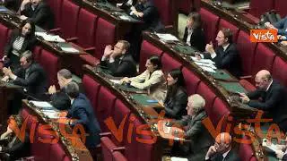 Schlein risponde con gesto della mano quando Meloni parla validità progetto immigrati in Albania