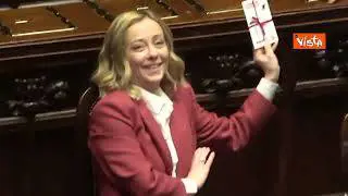 Comunicazioni Meloni, Fratoianni consegna alla premier biglietto d'auguri: "Il futuro non è in armi"