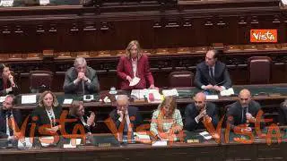Meloni vestita in rosso (quasi natalizio) in Aula a Montecitorio per il suo discorso