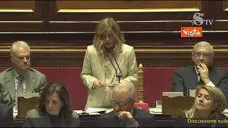 Meloni: "A Salvini va la solidarietà di tutto il Governo". Standing ovation del centro-destra