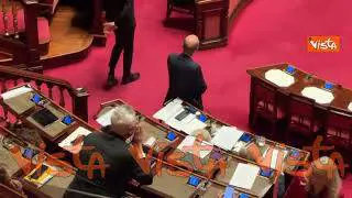 Bagarre in Aula al Senato tra Meloni e M5s, Lichieri si auto sospende e esce sbracciandosi