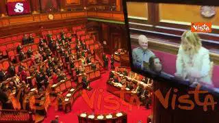 Total white, il look di Giorgia Meloni in Aula al Senato per l’informativa sul Consiglio Europeo