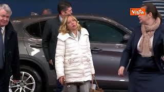 L'arrivo di Meloni al Consiglio Europeo a Bruxelles con cappotto total white