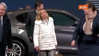 L'arrivo di Meloni al Consiglio Europeo a Bruxelles con cappotto total white