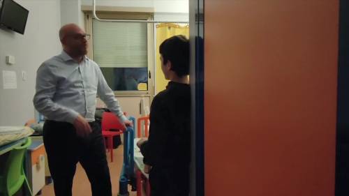 Il presidente della Camera dei deputati, Lorenzo Fontana, insieme ai bambini del Policlinico Gemelli