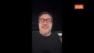 I baci di Salvini nella diretta Facebook a chi lo critica