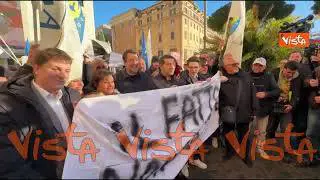 Striscione 'Il fatto non sussiste' accoglie Salvini a Roma dopo l'assoluzione
