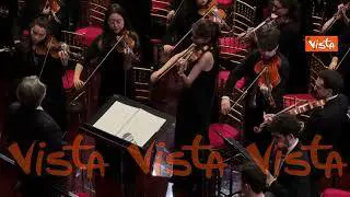 Standing ovation Aula Senato per il Presidente Mattarella a Concerto di Natale, il saluto con Muti