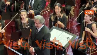 Riccardo Muti entra in Aula al Senato per dirigere il concerto di Natale, la standing ovation