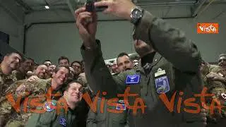 I selfie di Meloni con i soldati italiani di base in Lituania