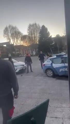 Poliziotti aggrediti a Perugia: il video