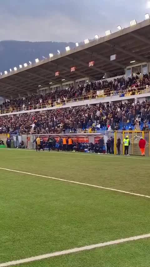 "Mussolini" e poi il braccio teso. L'esultanza dei tifosi della Juve Stabia - VIDEO