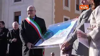 Il bacio di saluto tra Meloni e Salvini dopo il processo OpenArms all'inaugurazione di Piazza Pia