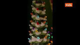 La foresta di alberi di Natale di ceramica nella biblioteca della Casa Bianca