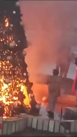 Siria, miliziani danno fuoco a un albero di Natale 