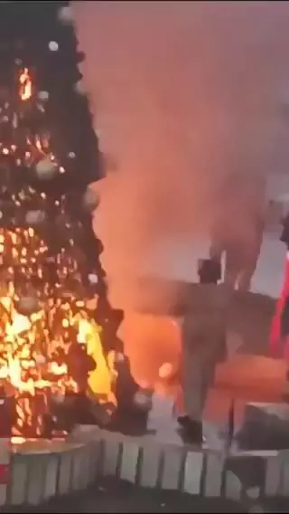 Siria, miliziani danno fuoco a un albero di Natale 