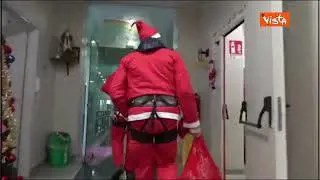Babbi Natali si calano dal tetto del Policlinico Umberto I di Roma per portare doni ai pazienti