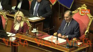 Manovra, La Russa in Aula fa il gesto 'stringi' per invitare Boccia a concludere l'intervento