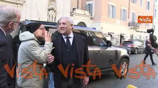 Siparietto tra Tajani e un passante: "Sinistra rovina l'Italia", "Ma ora ci siamo noi, ripariamo"