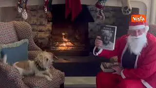 Boris Johnson vestito da Babbo Natale promuove il suo libro "Unleashed"