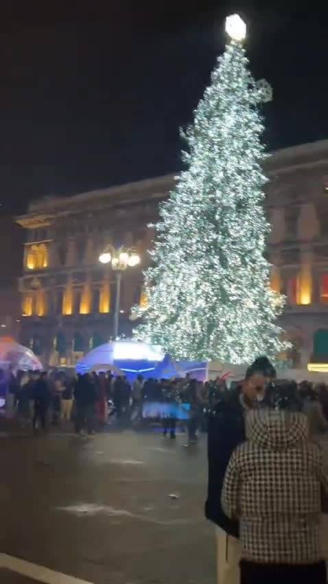 L’assalto al monumento a Vittorio Emanuele II di Milano