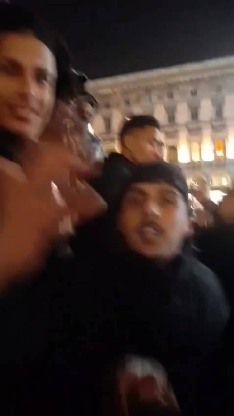 Insulti all’Italia dagli stranieri in piazza Duomo a Milano