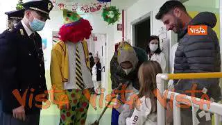 La Befana della Polizia arriva in Lamborghini per i piccoli pazienti del Gemelli di Roma